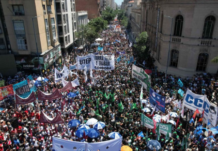 Argentinští vysokoškolští studenti pochodovali proti Mileiovým škrtům aneb "17. listopad" po argentinsku